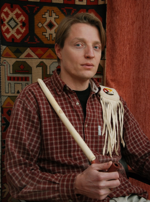 Somfai Kara Dávid a sámántól kapott, vöröskőből készült pipájával