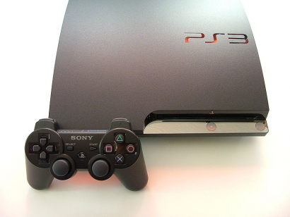 Sony PlayStation 3 játékgép és a hozzá tartozó irányító