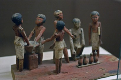 Sörkészítő egyiptomi fafigurák