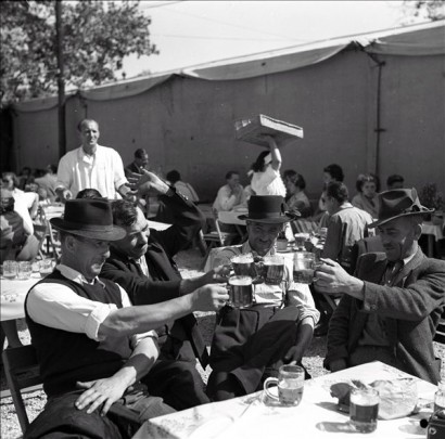 Sörrel koccint. Derűsen poharazgatnak a vidékiek az Országos Mezőgazdasági Kiállítás és Vásár lacikonyháján – jelenti a távirati iroda 1954. szeptember 14-én 
