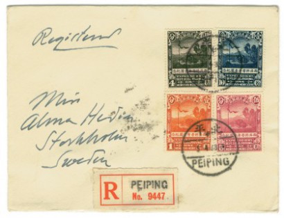 Sven Hedin képeslapja saját nővérének, Almának – a bélyegek az 1927-1932-es expedíció alkalmából kerültek kibocsátásra. Figyeljünk a bélyegzőre: Peiping!
