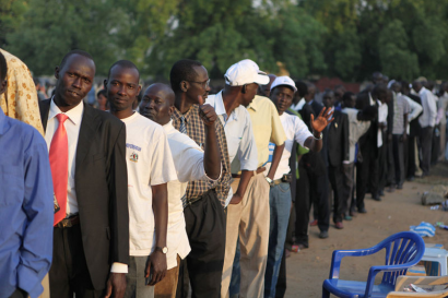 Szavazásra sorban álló dél-szudániak.