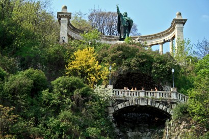 Szent Gellért emlékműve a Gellért-hegyen (Gellérthegyen?)