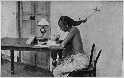Szorgalmas diákokra lenne szükség – ez a diák a Madrasi Egyetemen 1903-ban a haját azért szögezte a falhoz, hogy ne aludjon el tanulás közben