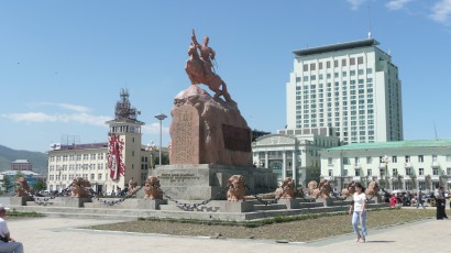 Szühebátor lovasszobra Ulánbátor főterének közepén