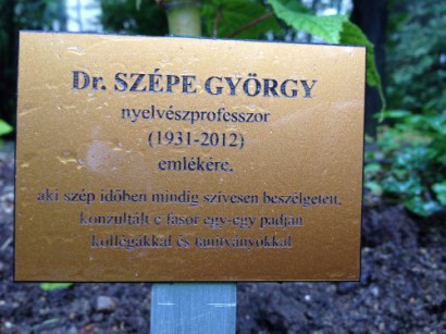 Tábla a Szépe György-emlékfánál