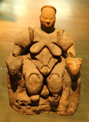 Termékenység – szülő anyaistennő szobrocskája az i.e. 6. évezredből, Catalhöyük térségéből