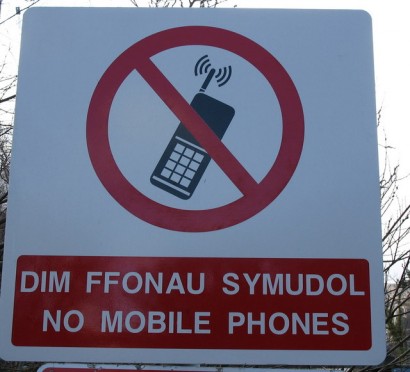 Tilos a mobilhasználat – felirat walesi és angol nyelven