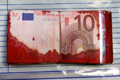Tízeurósok egy bankautomata-rablásból (a bankjegyeken nem vér, hanem festék látható)