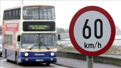 Írország is váltott. Új, a sebességkorlátozást már km/órában jelző tábla közelében halad el egy emeletes autóbusz a Dublin megyei Suttonban 2005. január 20-án