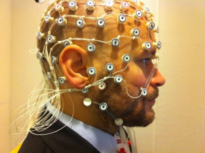 Újszülött EEG-sapkában