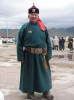 Ünnepi alkalomra hagyományos mongol viseletbe öltözött férfi. A csatos, veretes bőröv régen a férfiak viseletének fontos része volt, amit az utóbbi századokban kiszorított az egyszerű, élénk színű selyemöv, de napjainkban a hagyományok felélesztése jegyében esetenként újra megjelenik