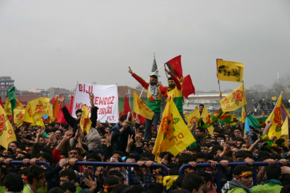 Ünneplő kurd tömeg Isztambulban. 