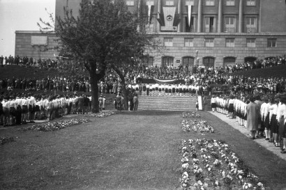 Ünnepség a II. Kerületi Tanács előtt 1956-ban (ma II. Kerületi Önkormányzat)