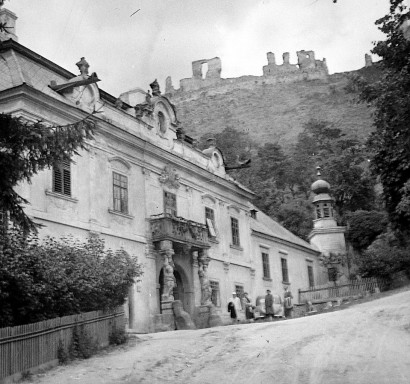 Valahol e vidéken született a világszerte érthető, de sehol meg nem értett írásmód – a püspöki palota és a sümegi vár egy 1899-es felvételen