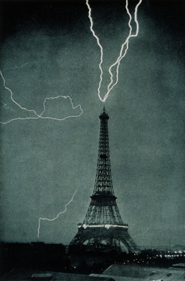Villám csap a párizsi Eiffel-toronyba 1902-ben