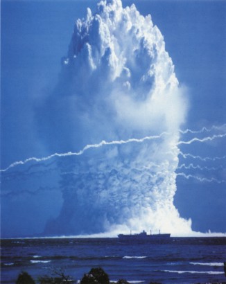 Víz alatti atomrobbantás a Bikini-atolltól 300 km-re, 1958