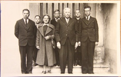 Voolaine (balról az első) és ludzai szülők a fiaikkal, akik Észtországba mentek tanulni