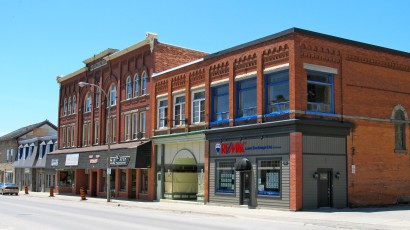 Wingham, Ontario, Kanada, Észak-Amerika, nyugati félteke, Föld, Naprendszer, világegyetem – Alice Munro szülőhelye, a regény ihlető helyszíne