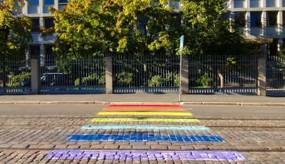 Zebra szivárványszínben Helsinkiben, az Oroszországi Föderáció nagykövetksége előtt